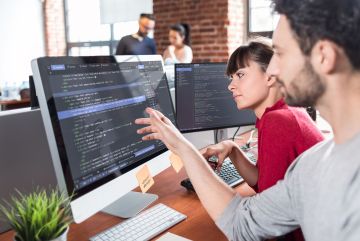 Zwei Programmierer sitzen vor dem PC